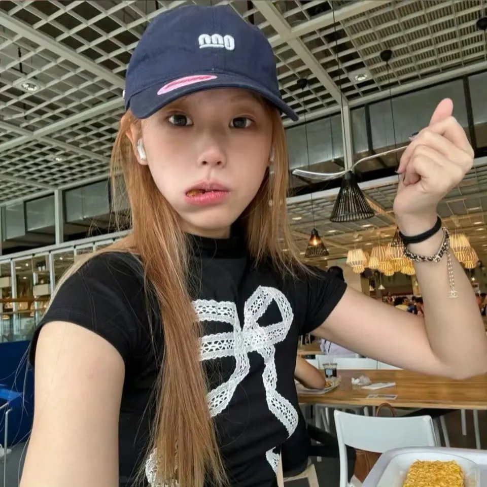 现在请开播海报